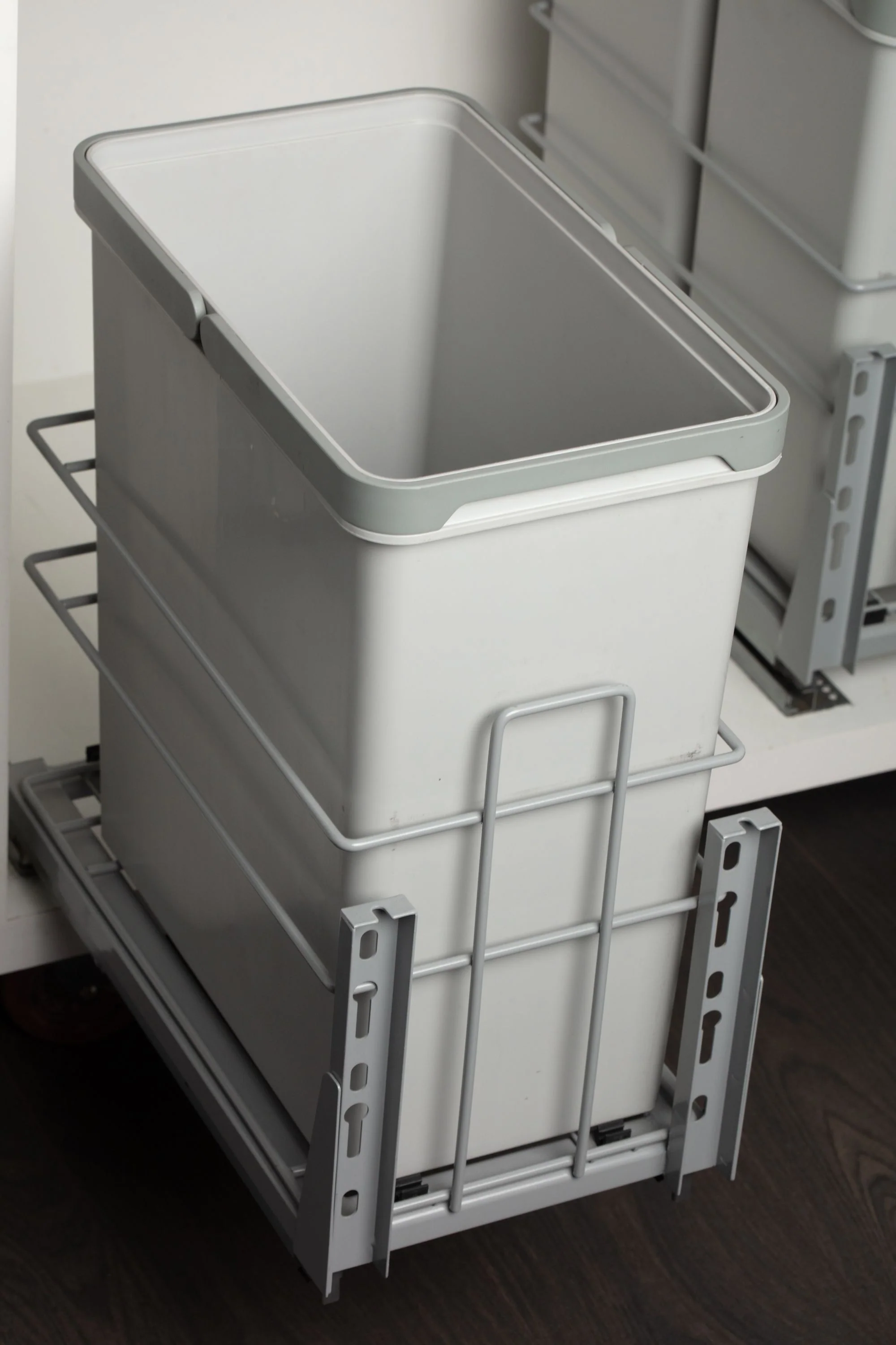 Single Waste Bin 1X28L Soft Close Black - Image 3