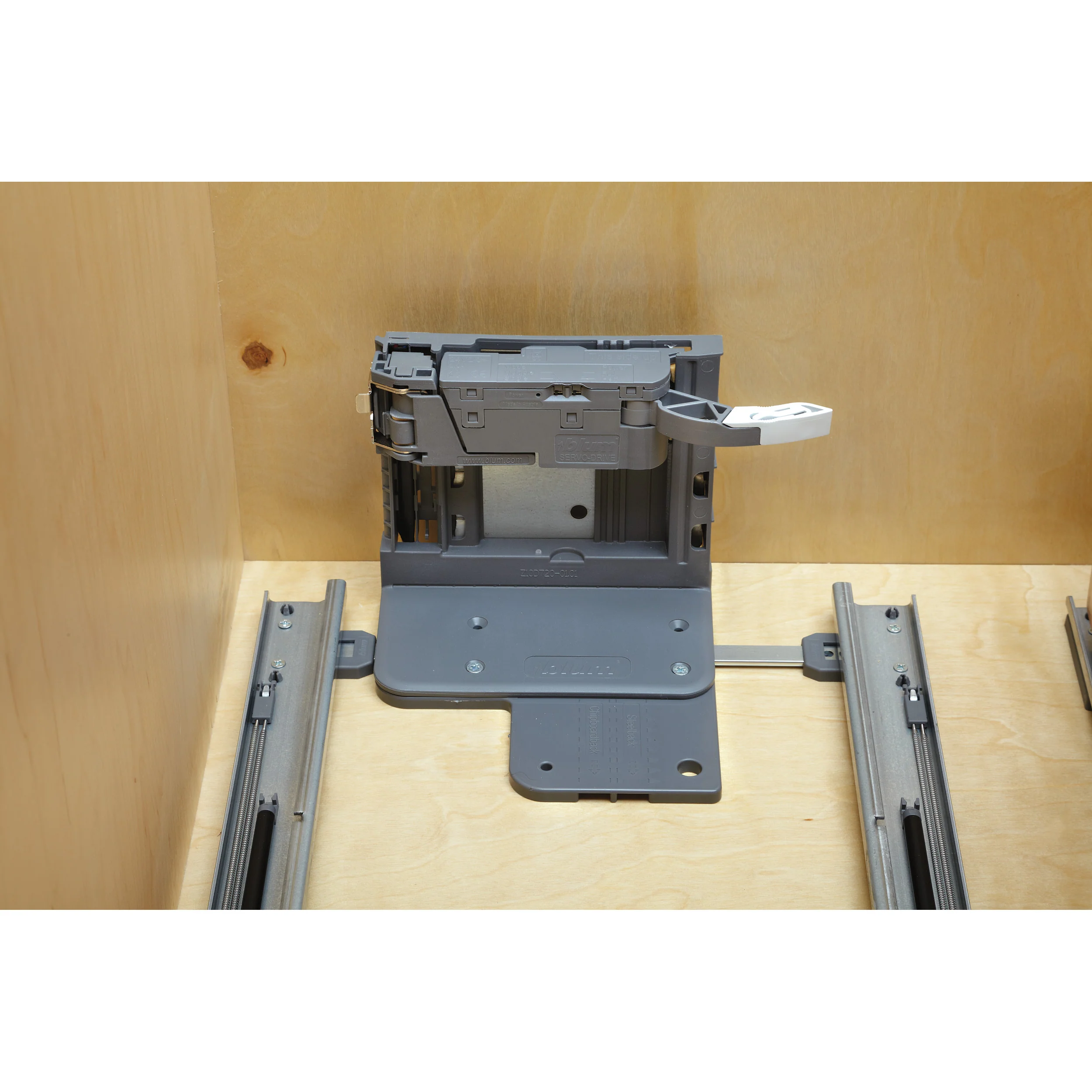 Servo Double 35 Qrt Pull-Out Waste Container Natural 15 in (381 mm) W x 22.5 in (572 mm) D x 23.38 in (594 mm) H - Image 7